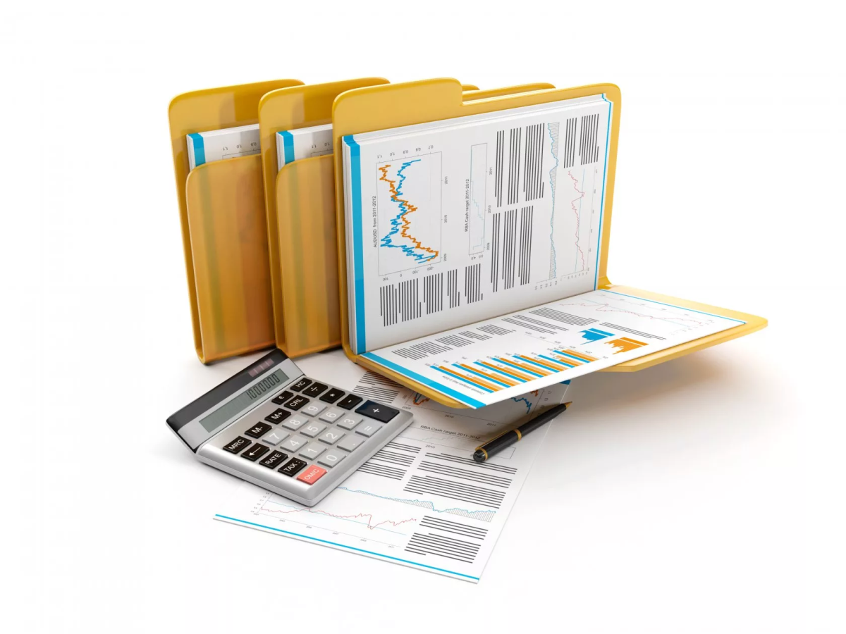 Девушка сидит за столом в офисе