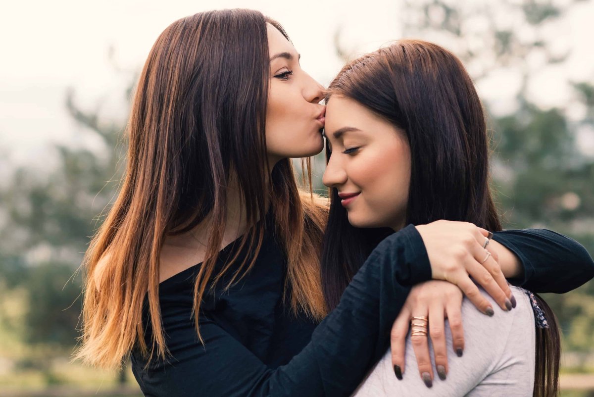 Сестра е бётся с сетрёнкои