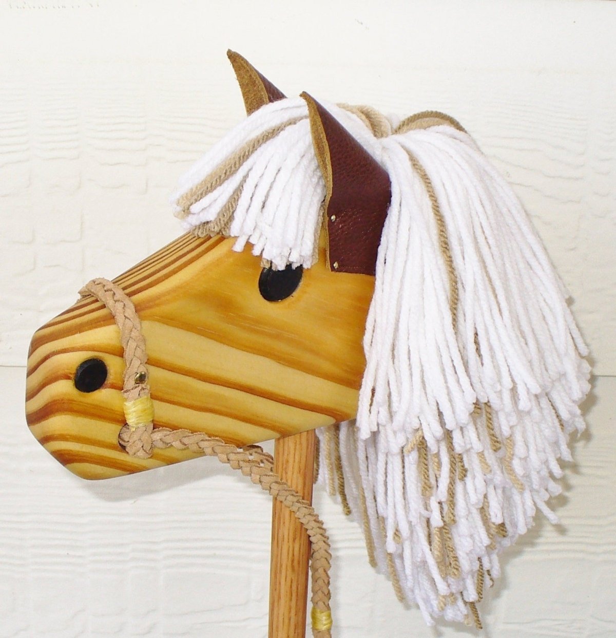 Лошадка на палочке из дерева