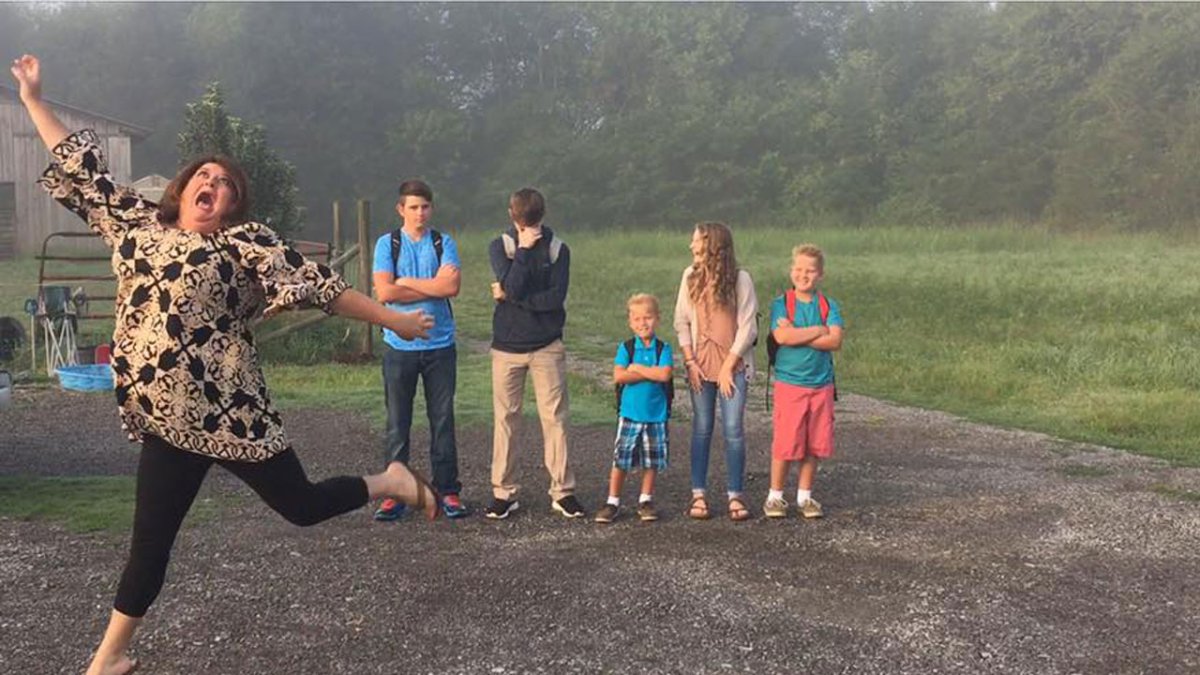 Дети в школу родители радуются