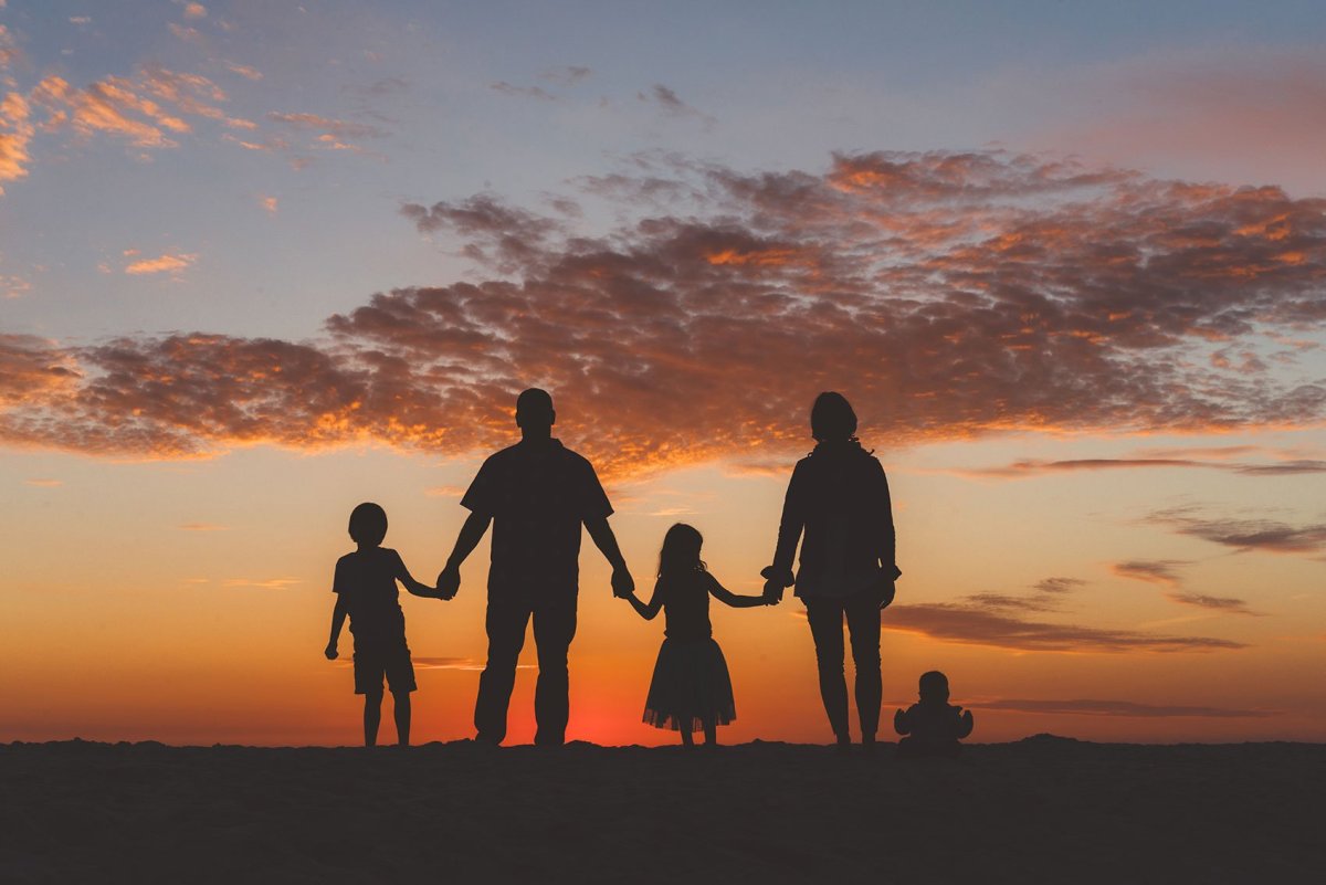 Семья на закате