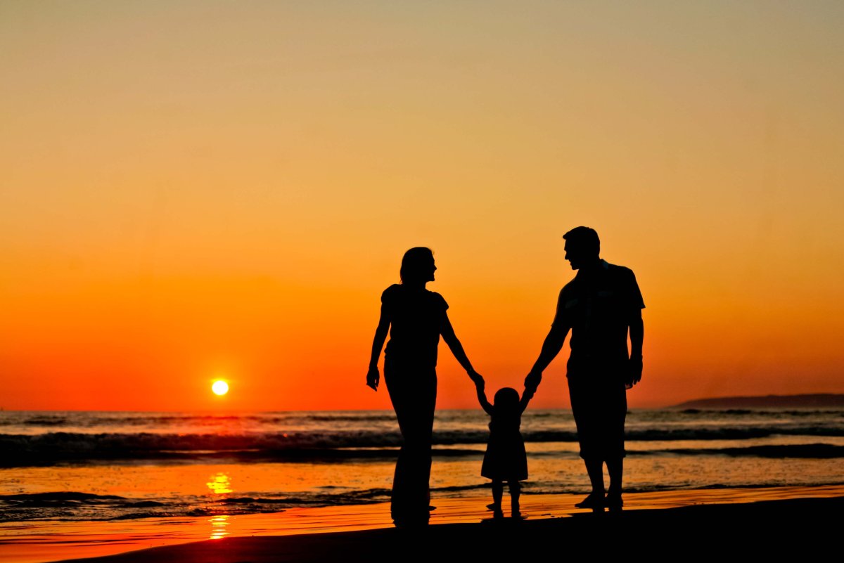 Семья море закат