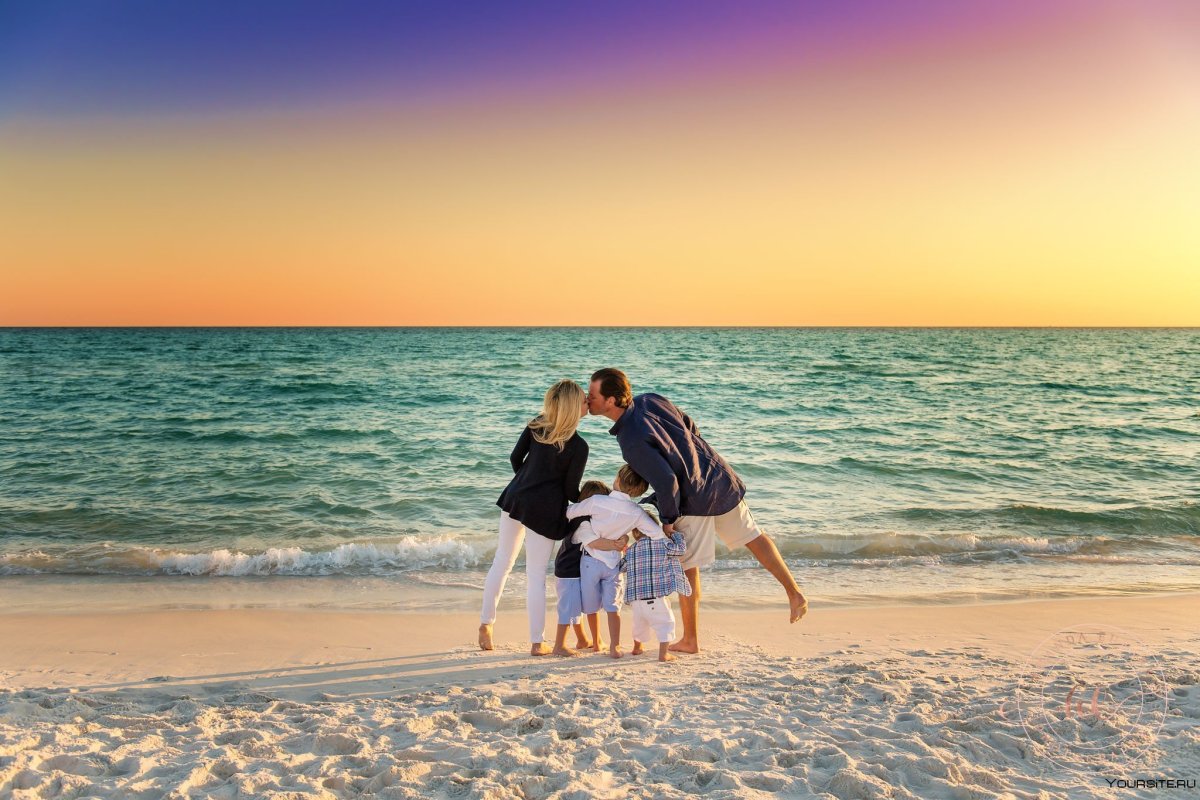 Семья на закате