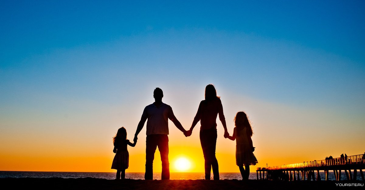 Семья на берегу моря