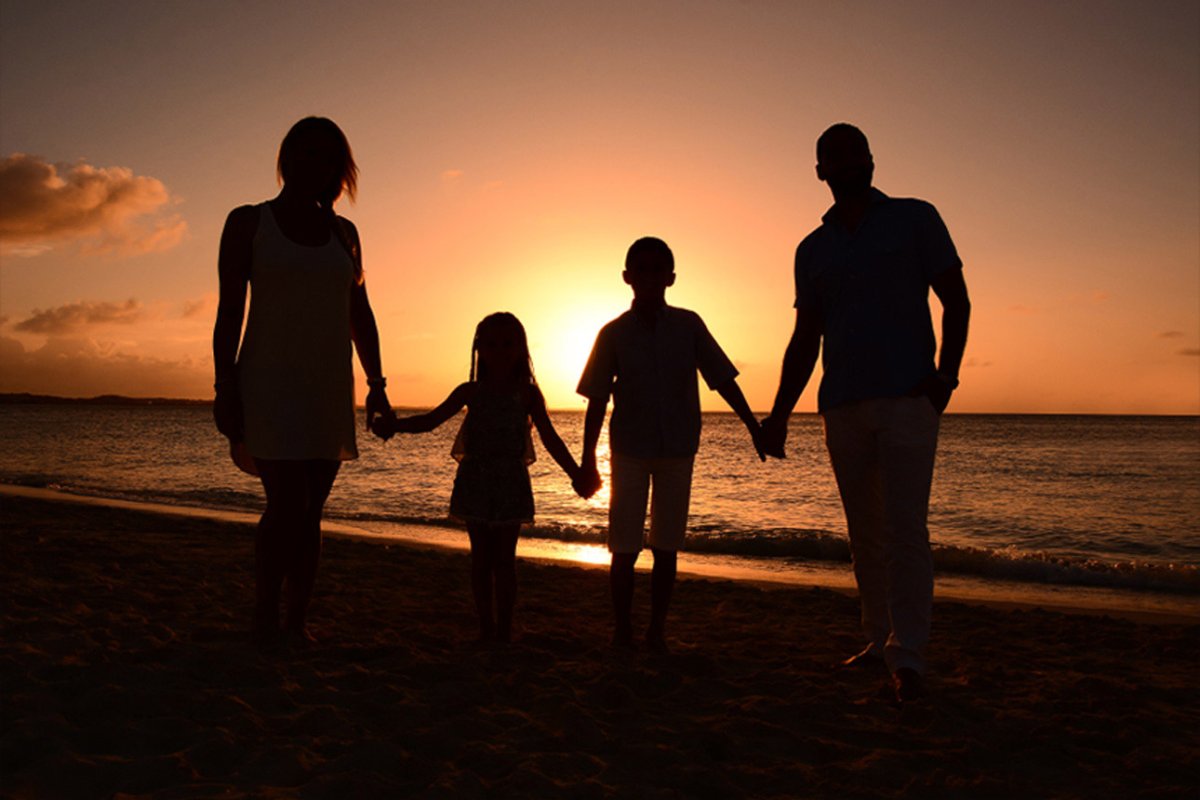 Силуэт счастливой семьи