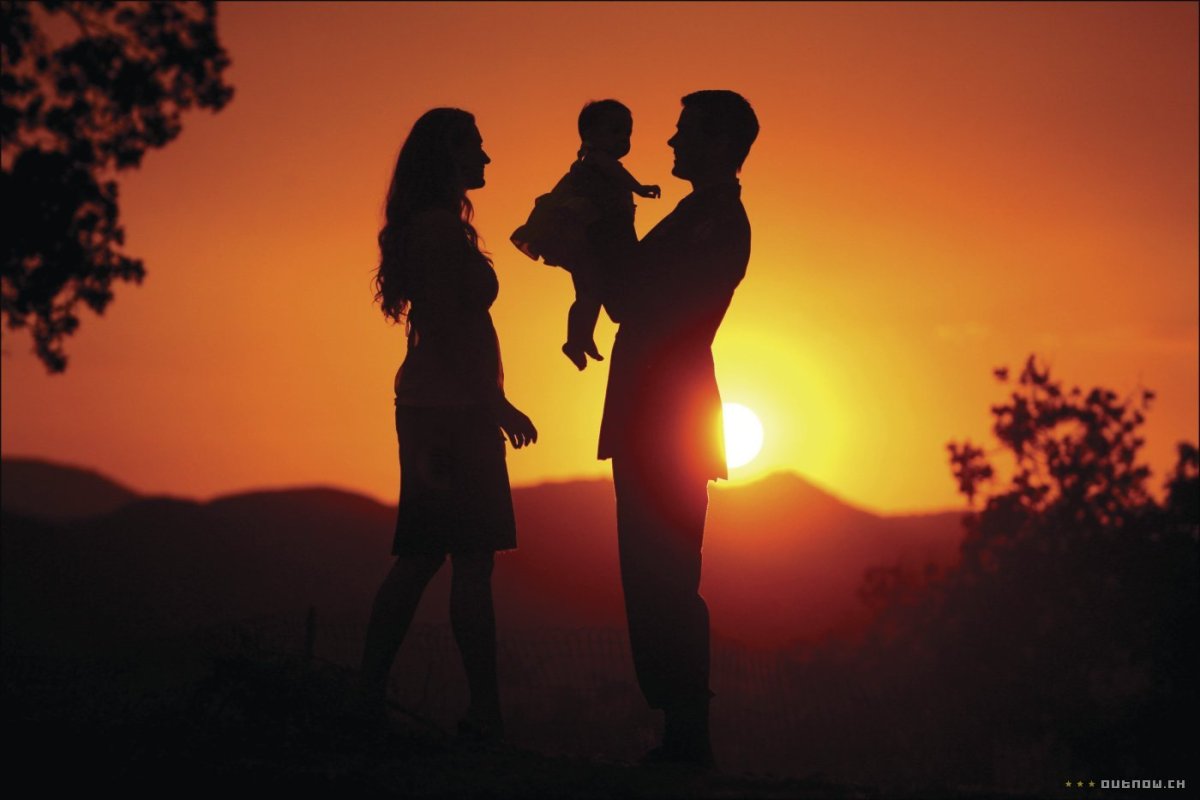 Семья на закате
