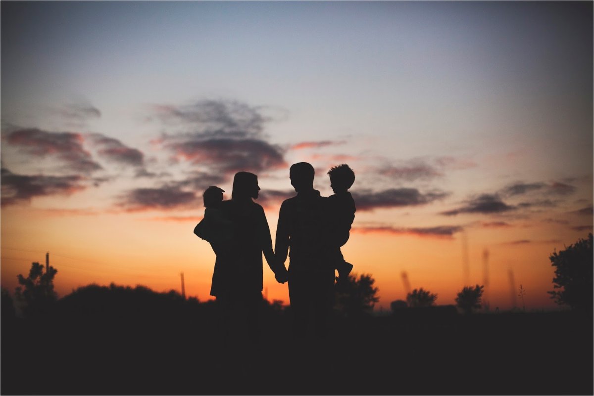 Семья на фоне заката