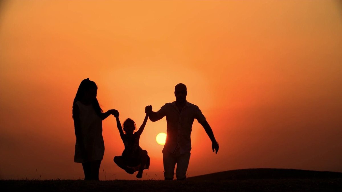 Семья на закате