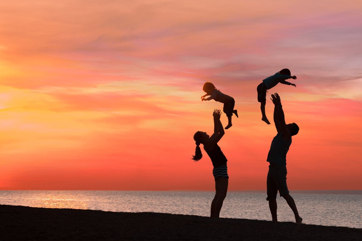 Семья со спины на закате