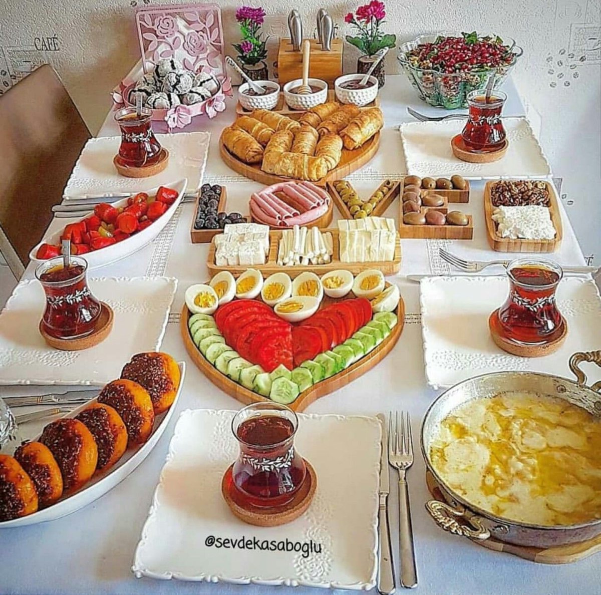 Стол с едой