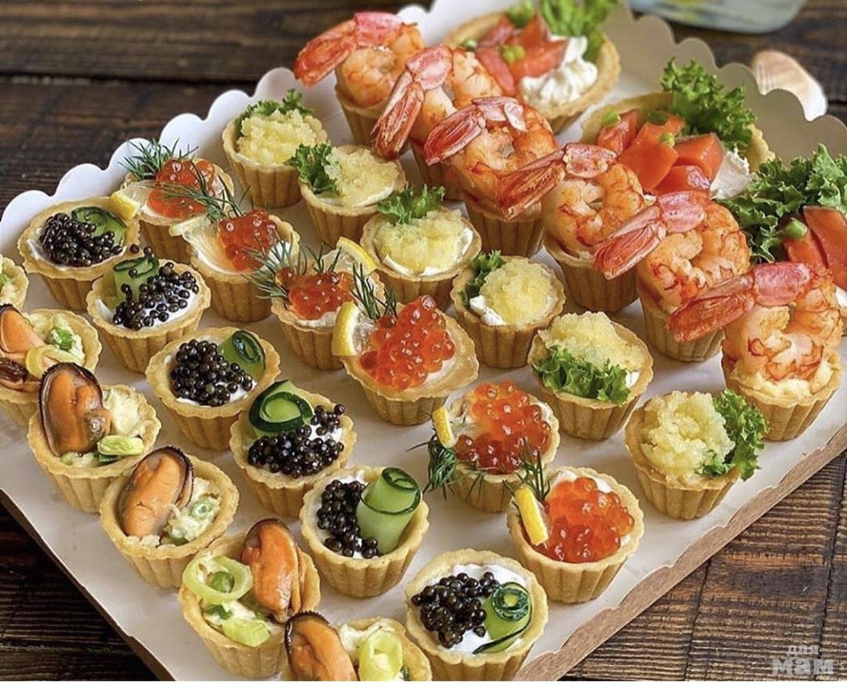 Роллы на столе