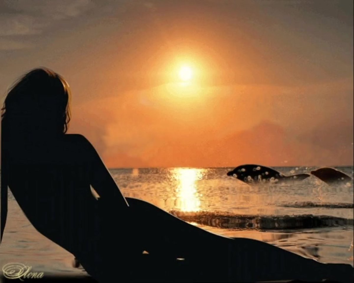 Девушка у моря гиф