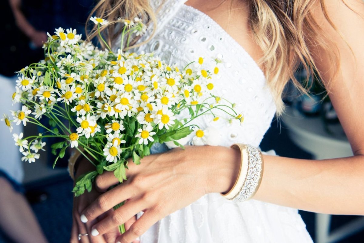 Ромашка на ладони