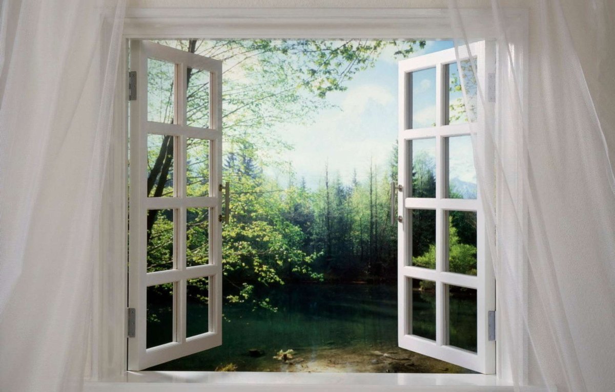 Открытое окно в комнате