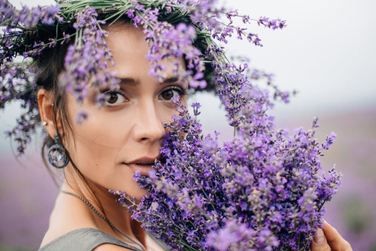 Девушка с лавандой