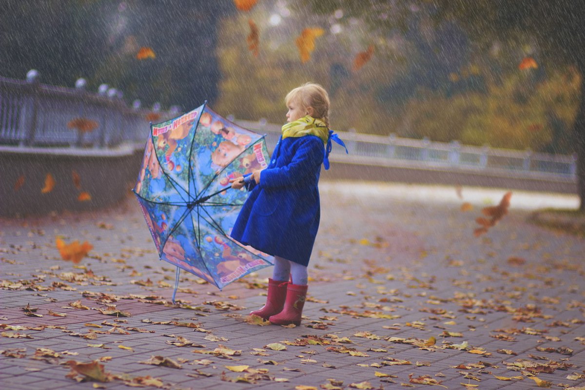 Мальчик и девочка осенью с зонтиком