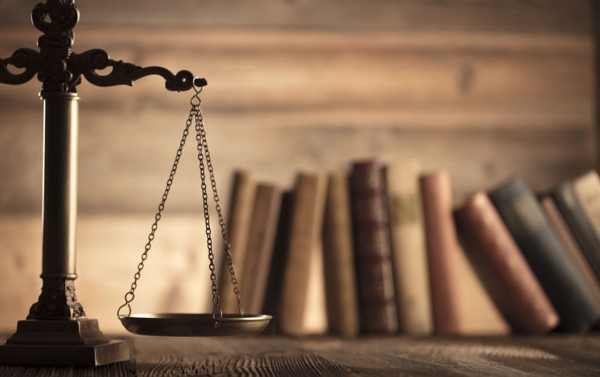 Фемида на черном фоне