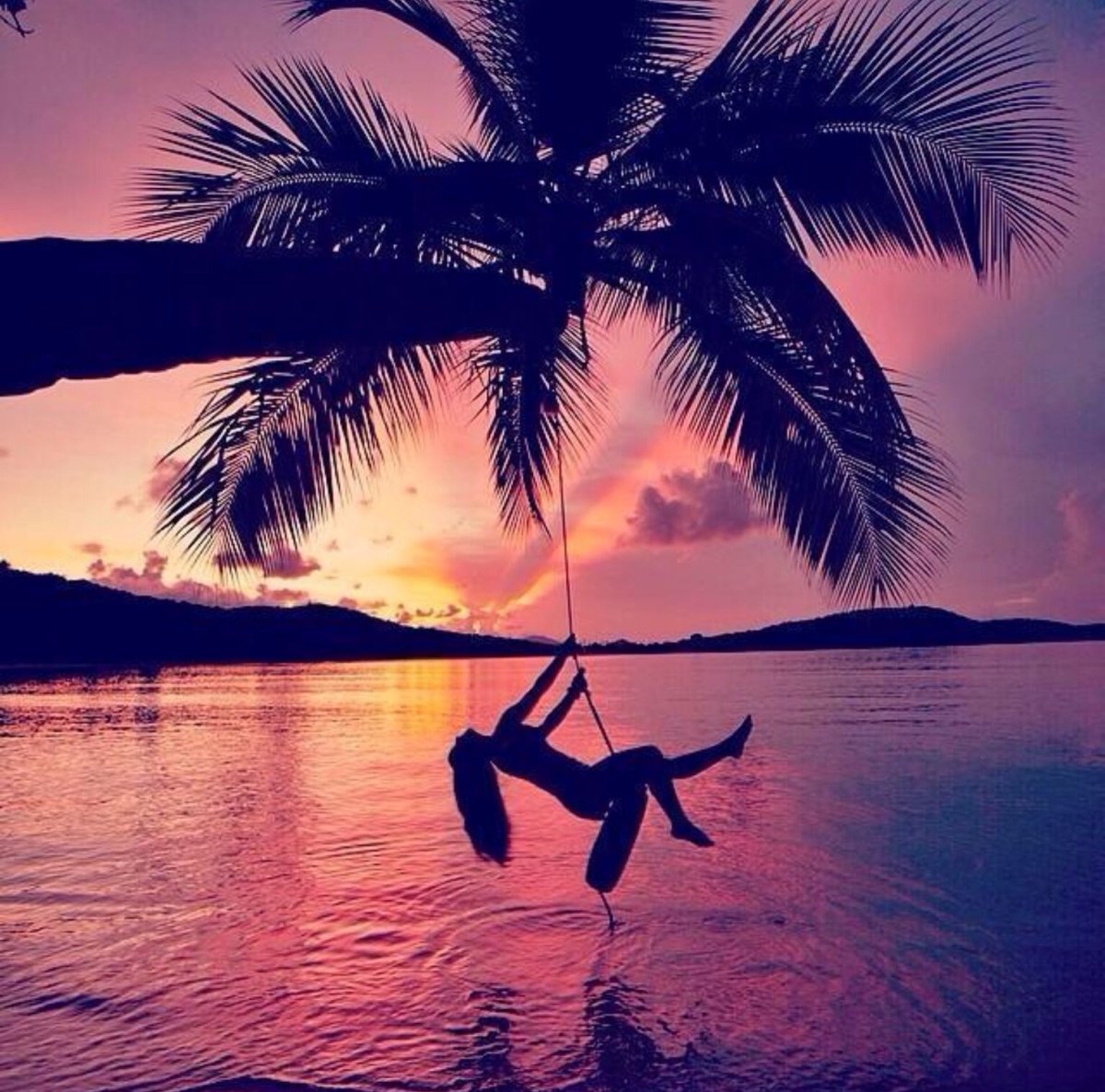 Лежит в гамаке