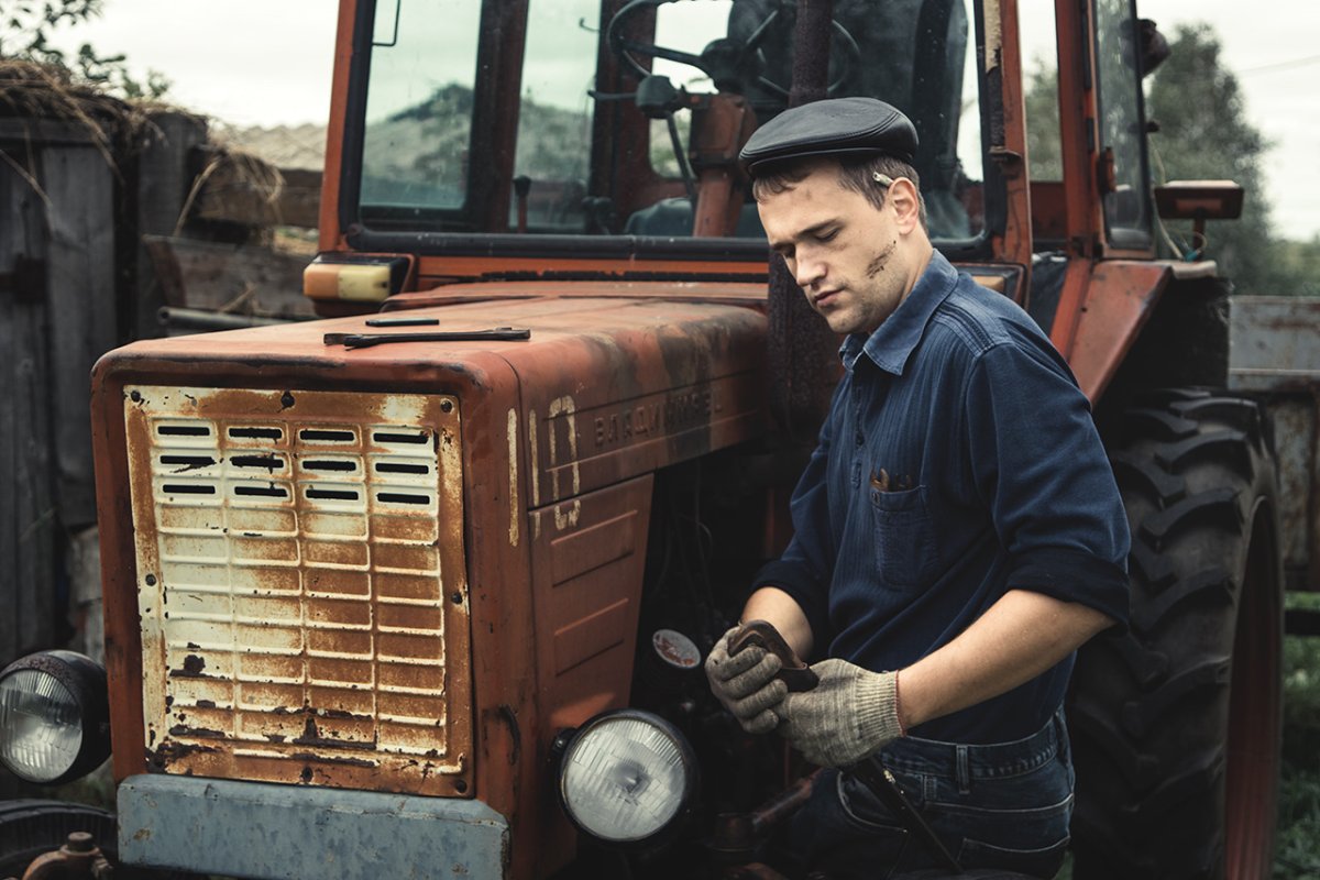 Тракторист в тракторе