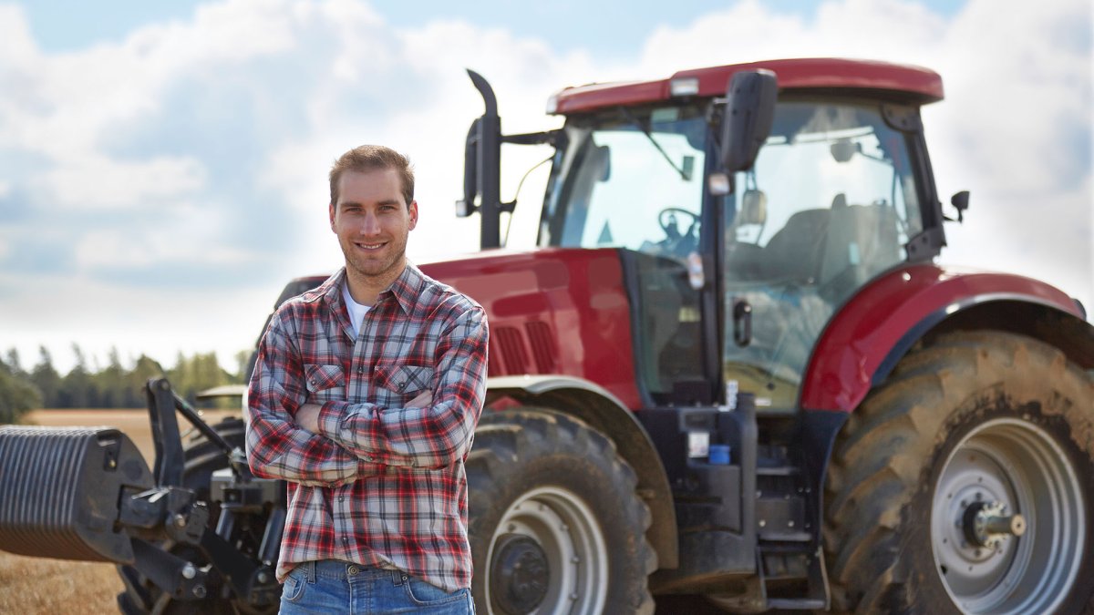 Парень на тракторе