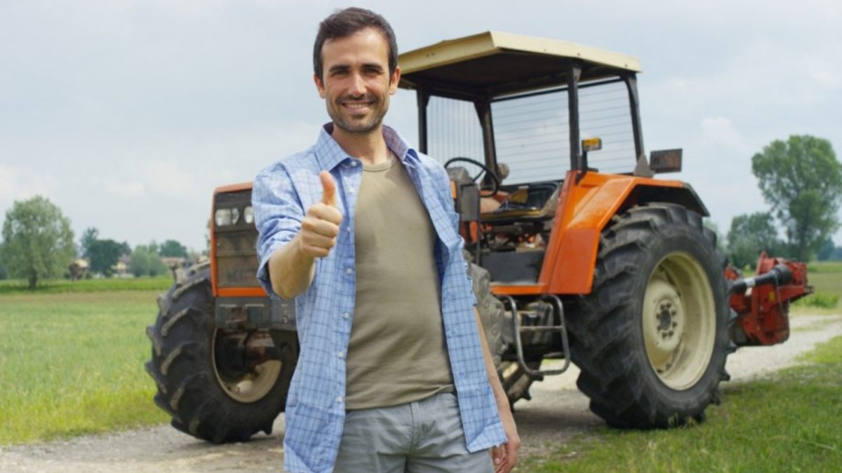 Тракторист улыбается