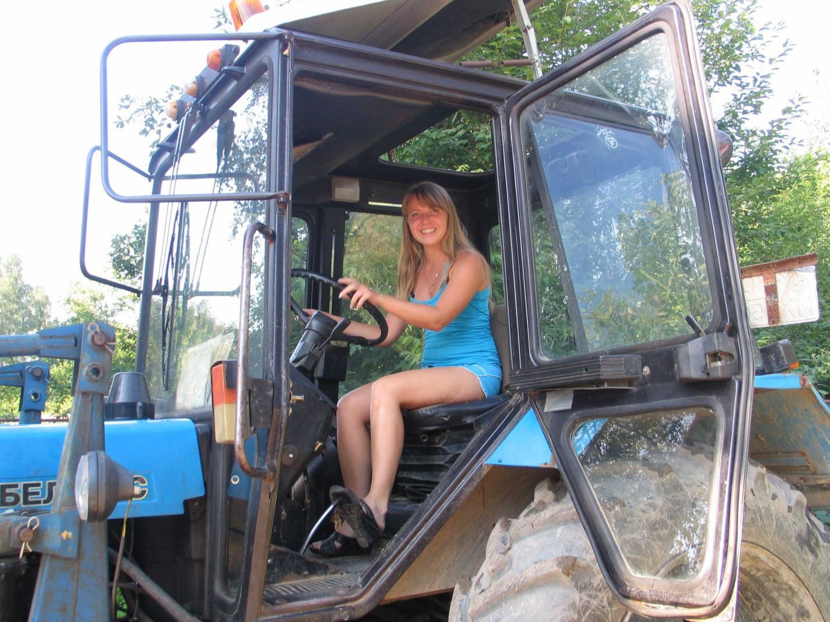 Тракторист в кабине