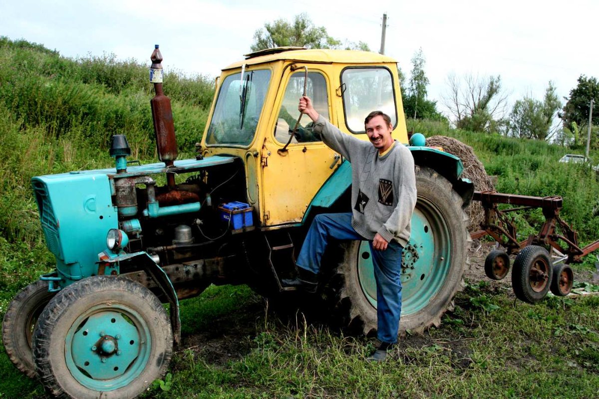 Тракторист возле МТЗ 80