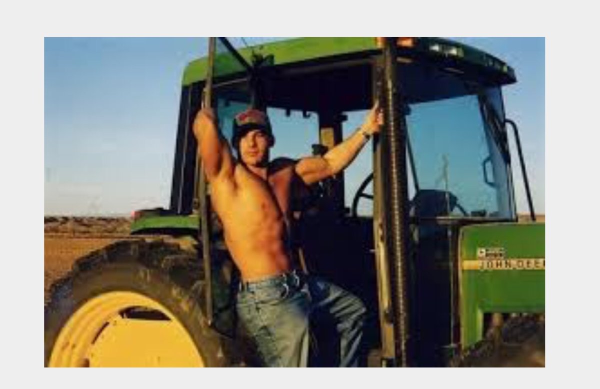 Парень на тракторе