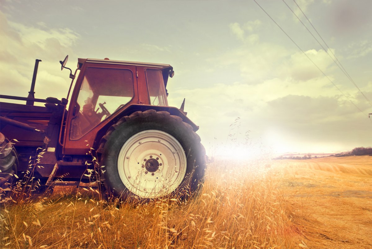 Фон трактор в поле