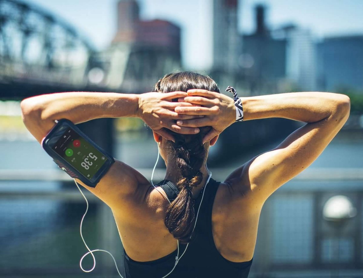 Спортсмен с наушниками