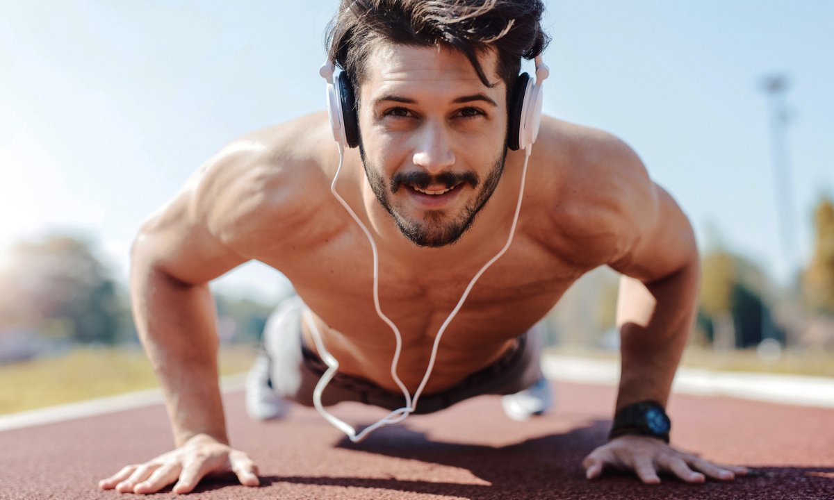 Мужчина с наушниками