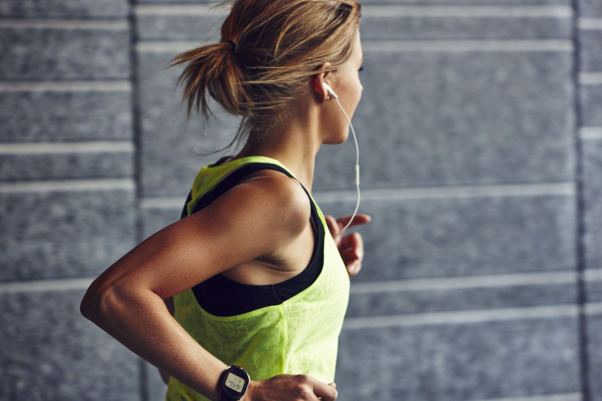 Девушка на пробежке в наушниках