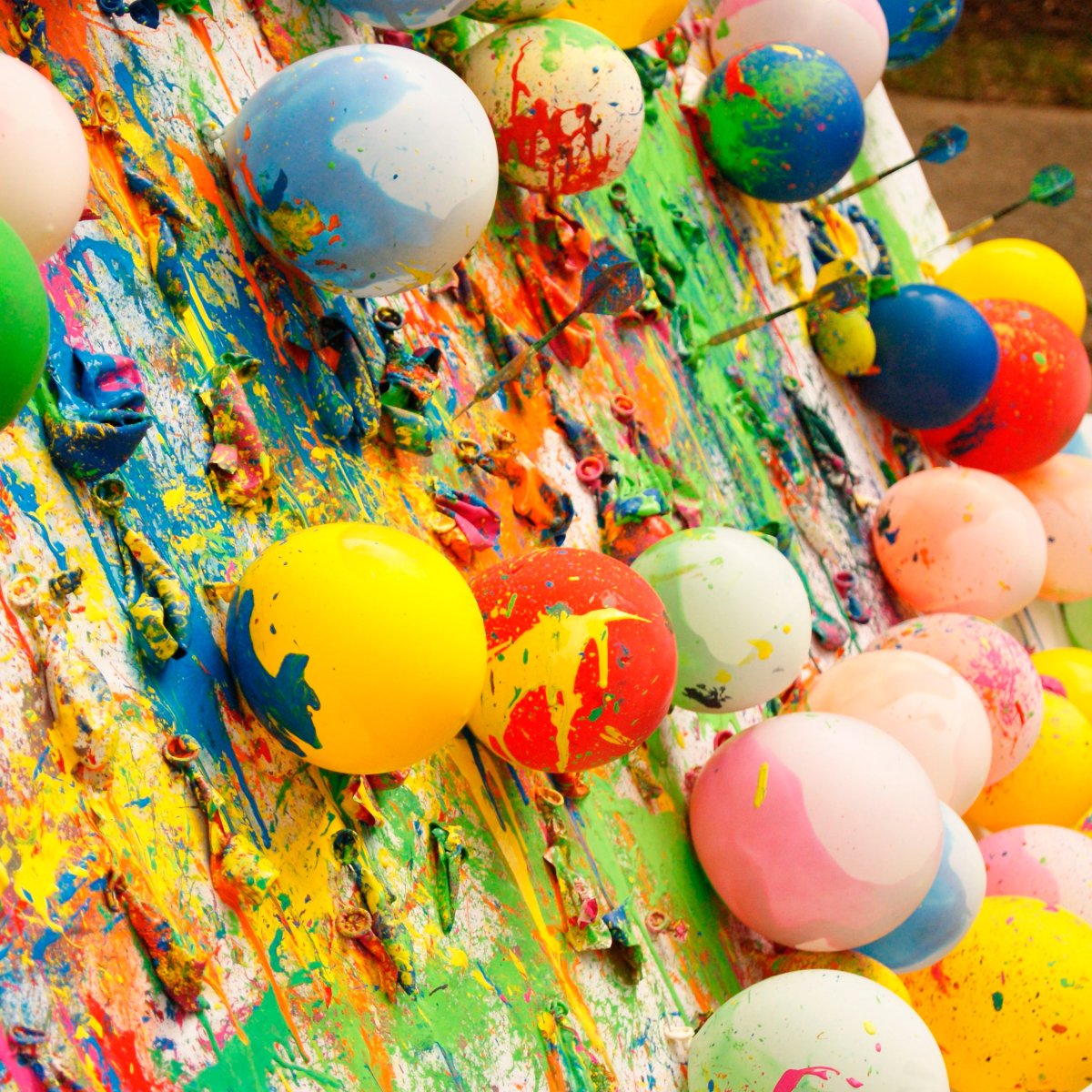 Стильное украшение шарами на день рождения