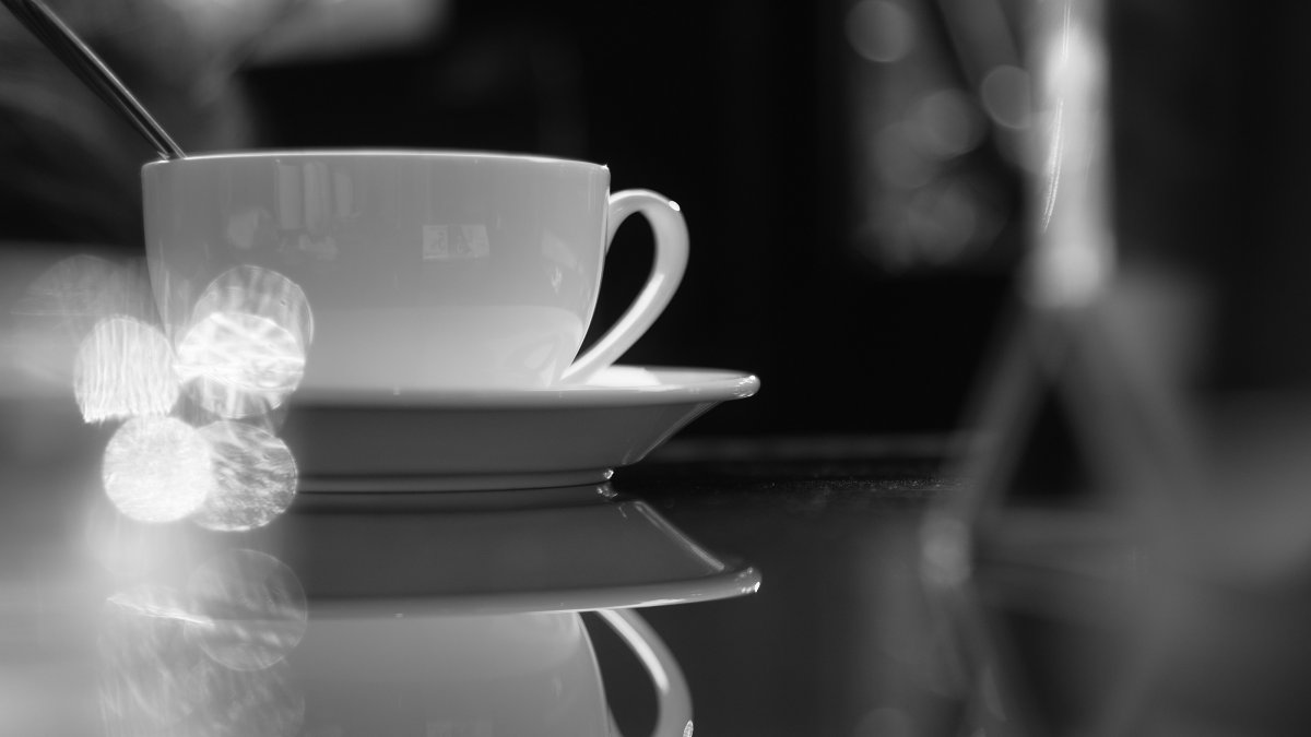 Чашки на черно белом столе