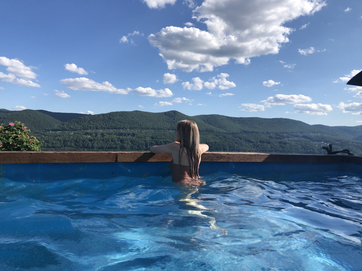 Девушка в бассейне