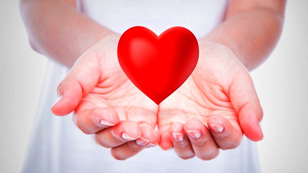 Ребенок с сердцем в руках