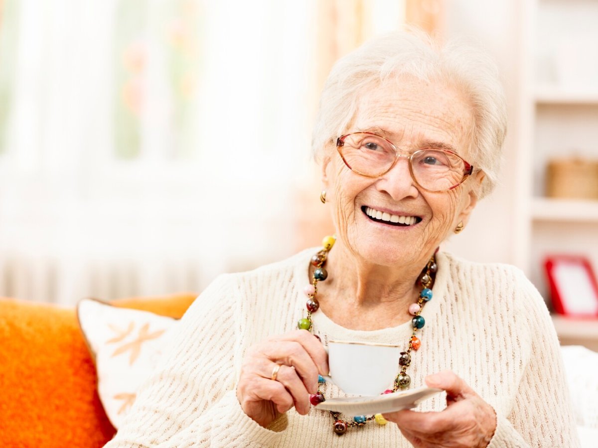 Бабушка улыбается