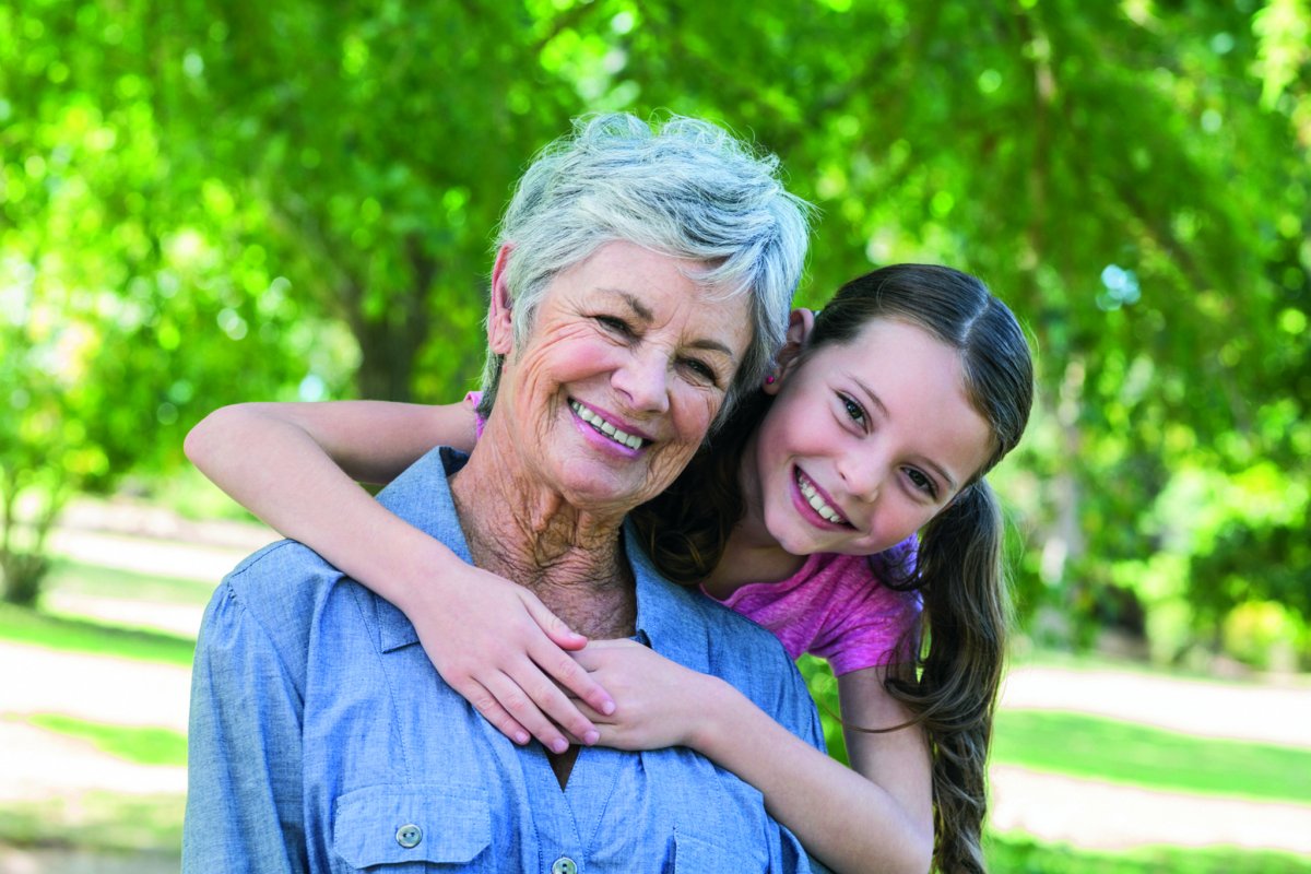Счастливая бабушка с внучкой