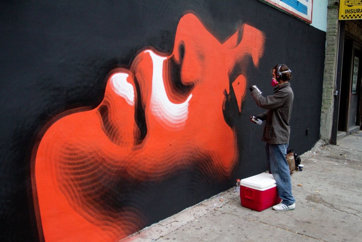 Баллончиком на стене