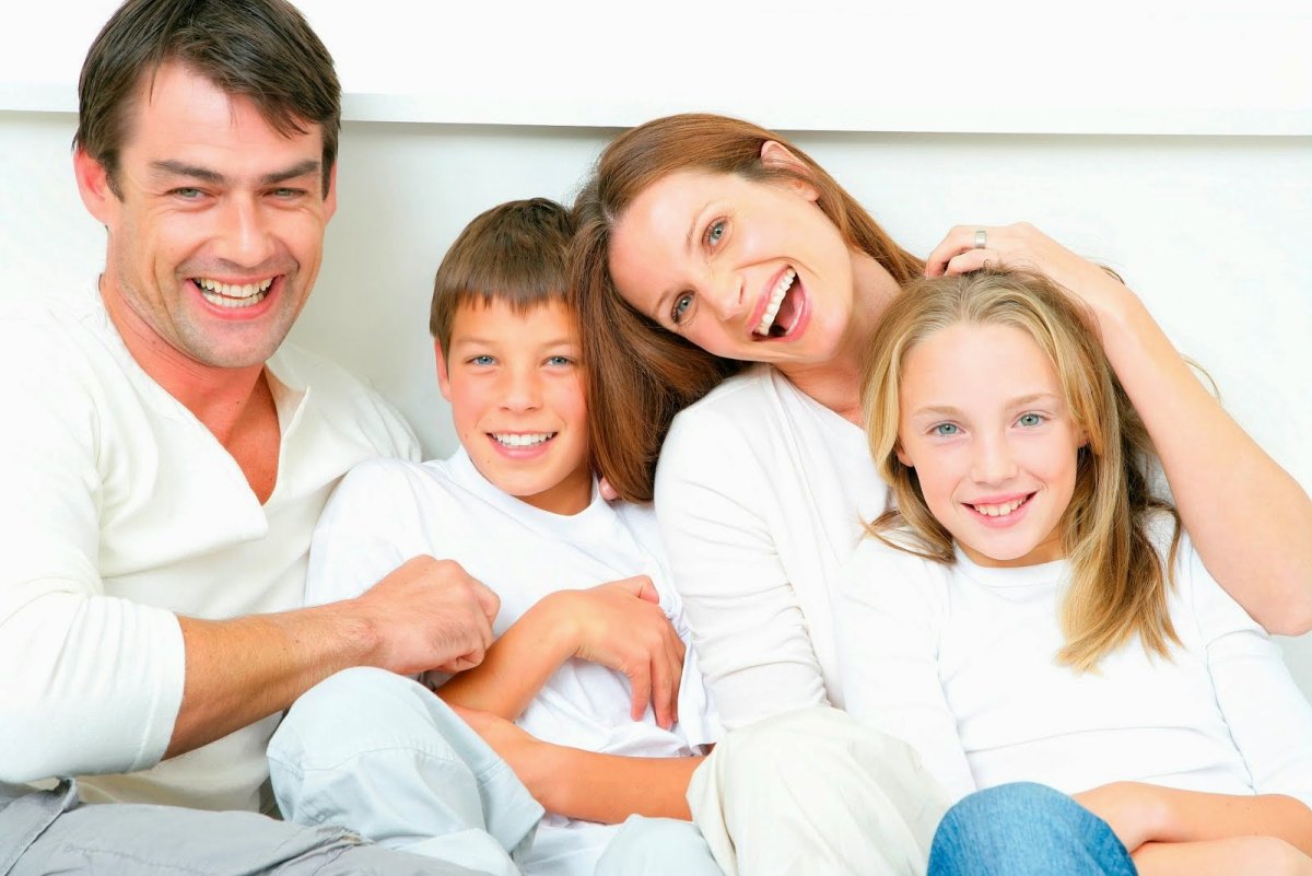 Счастливая семья с подростком