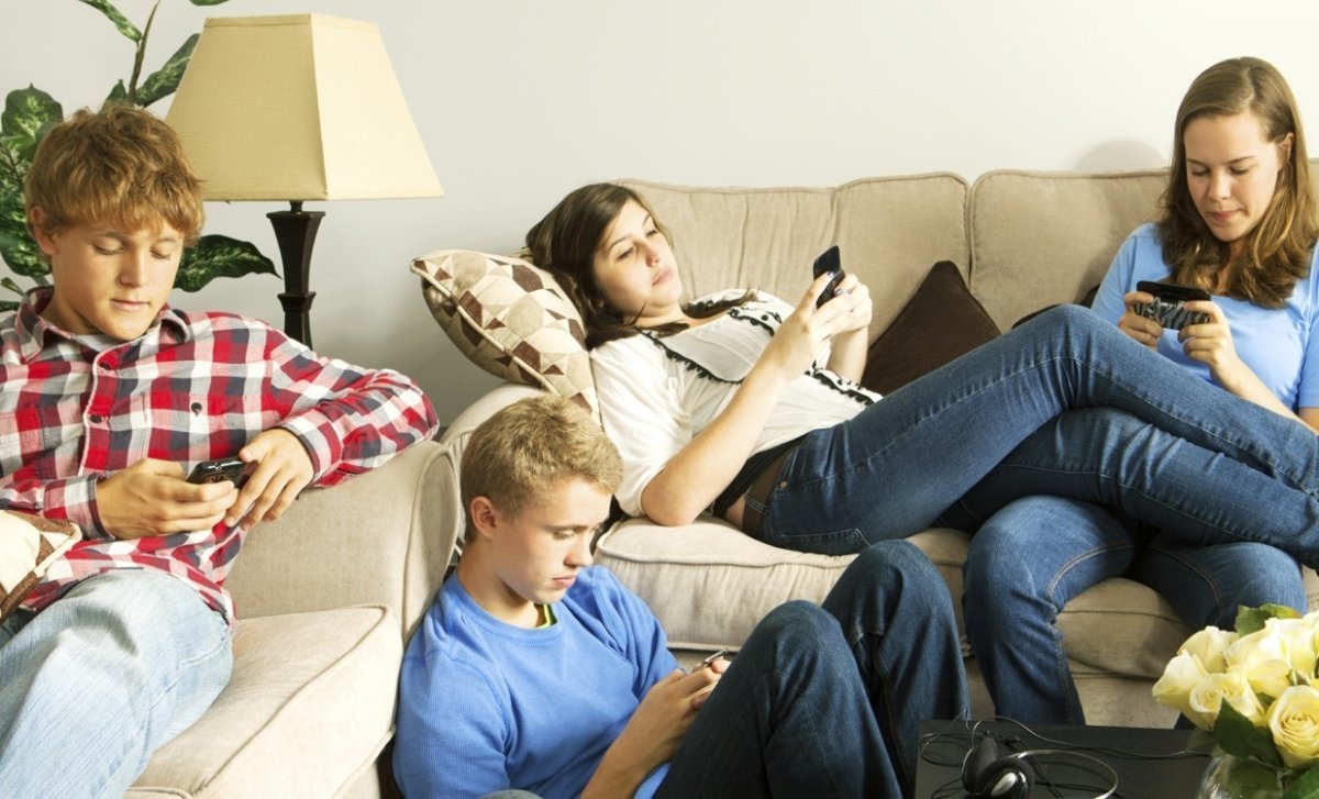 Счастливая семья с подростками на море