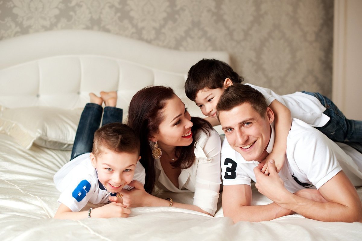 Девочка и мальчик подростки смеются