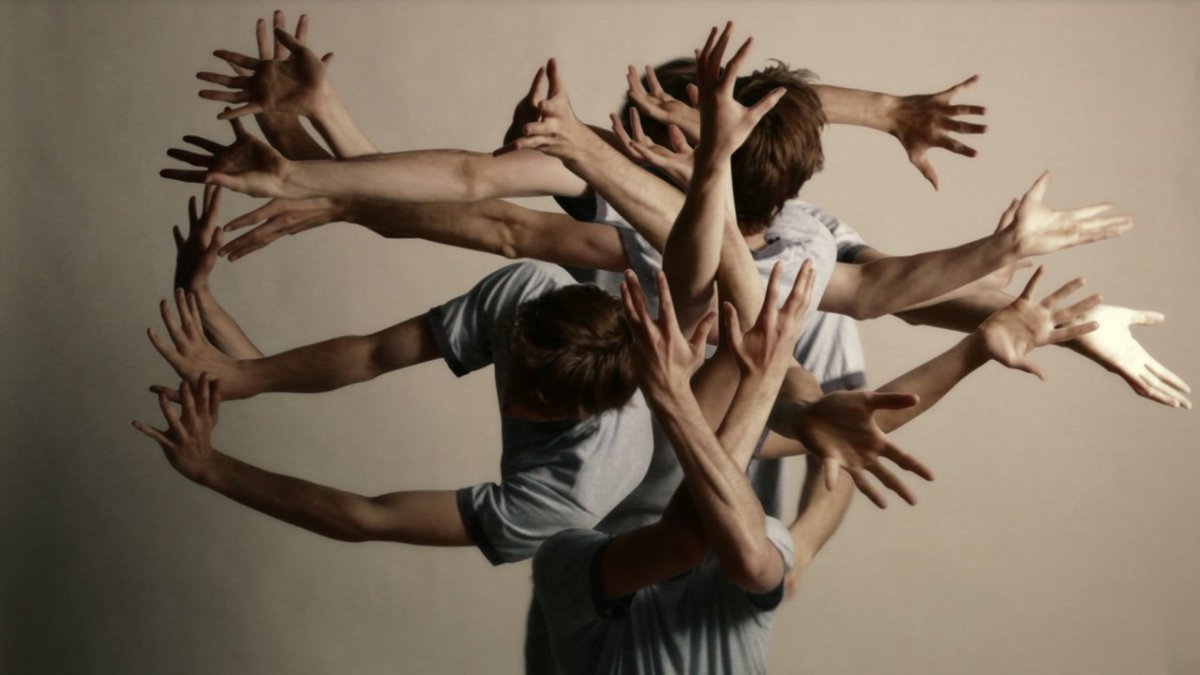 Много рук на столе Сток