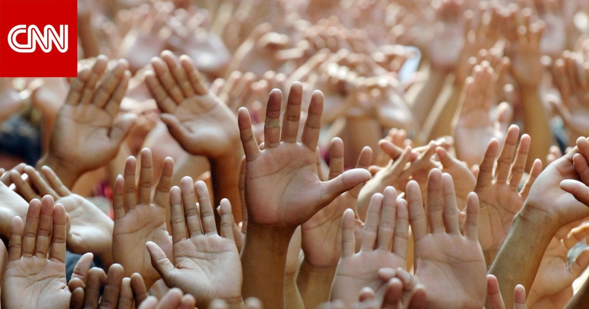 Много рук тянутся