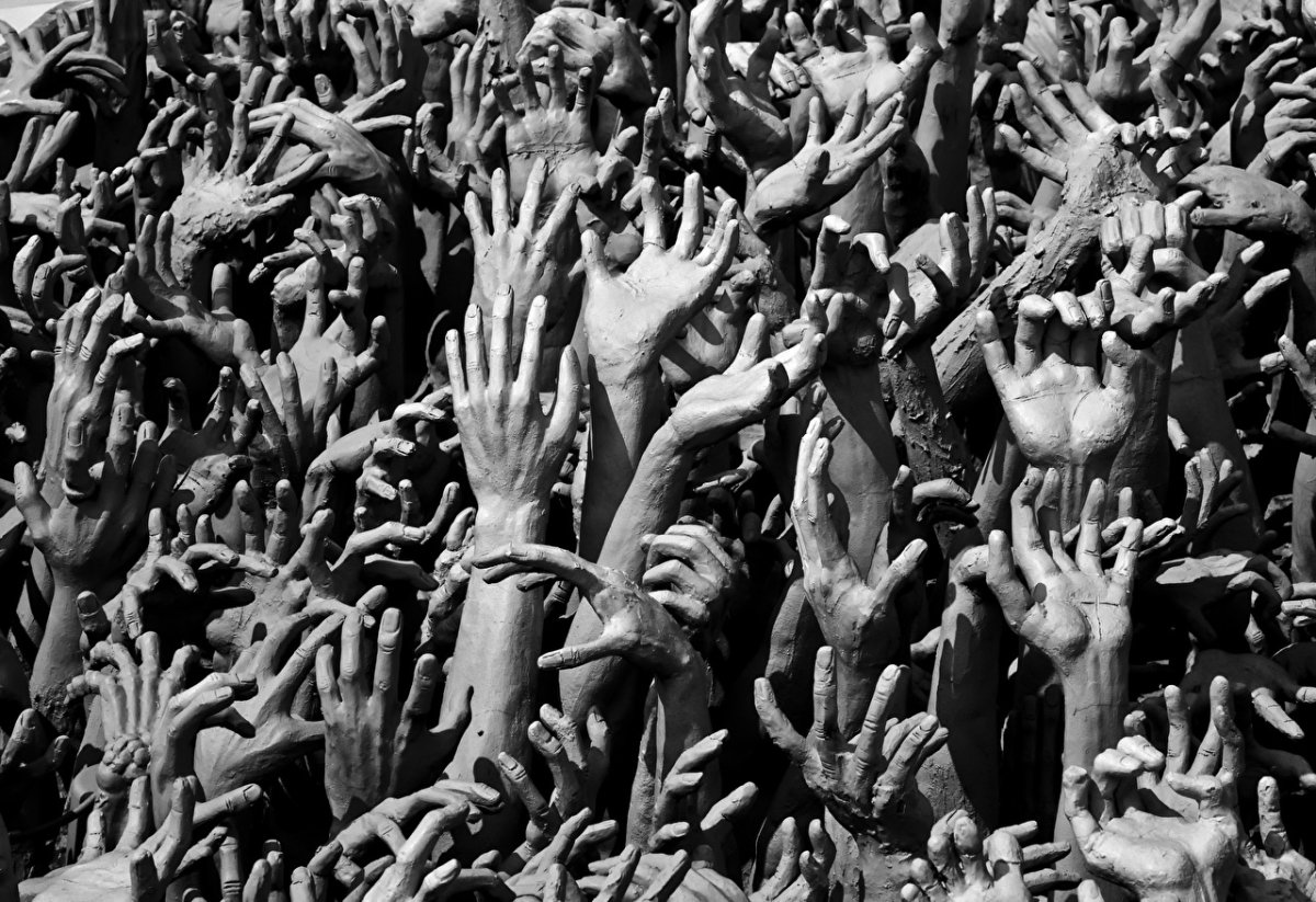 Руки тянутся к лицу