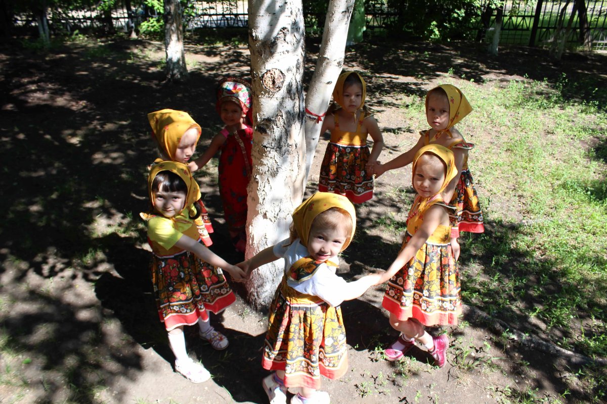 Хоровод вокруг березы в детском саду