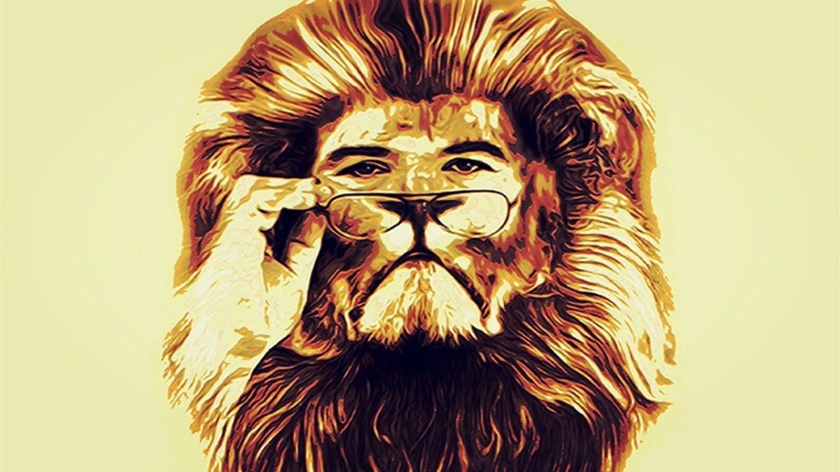 Лев с короной на голове