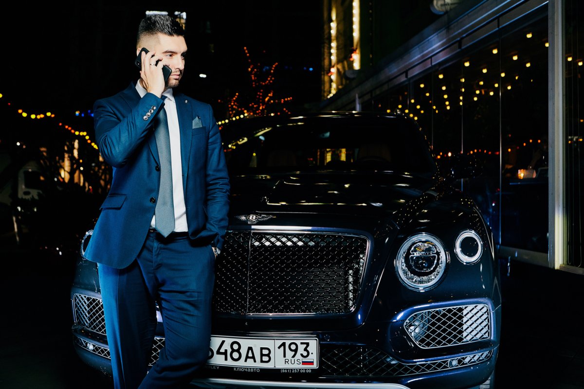 Мужчина на Бентли