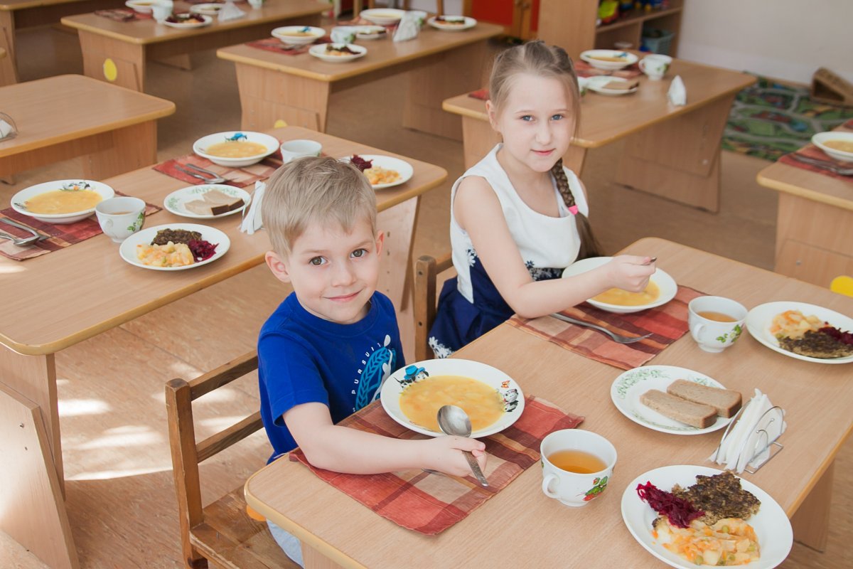 Дети за столом