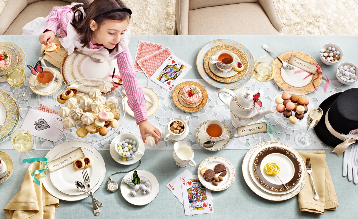 Дети за столом вектор